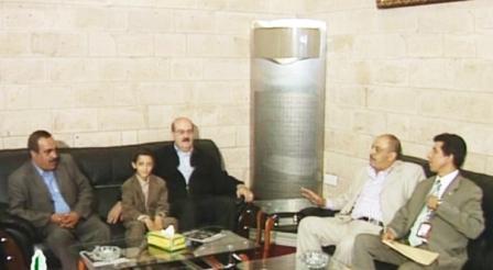 عميد الاسرى خلال مغادرته مطار صنعاء